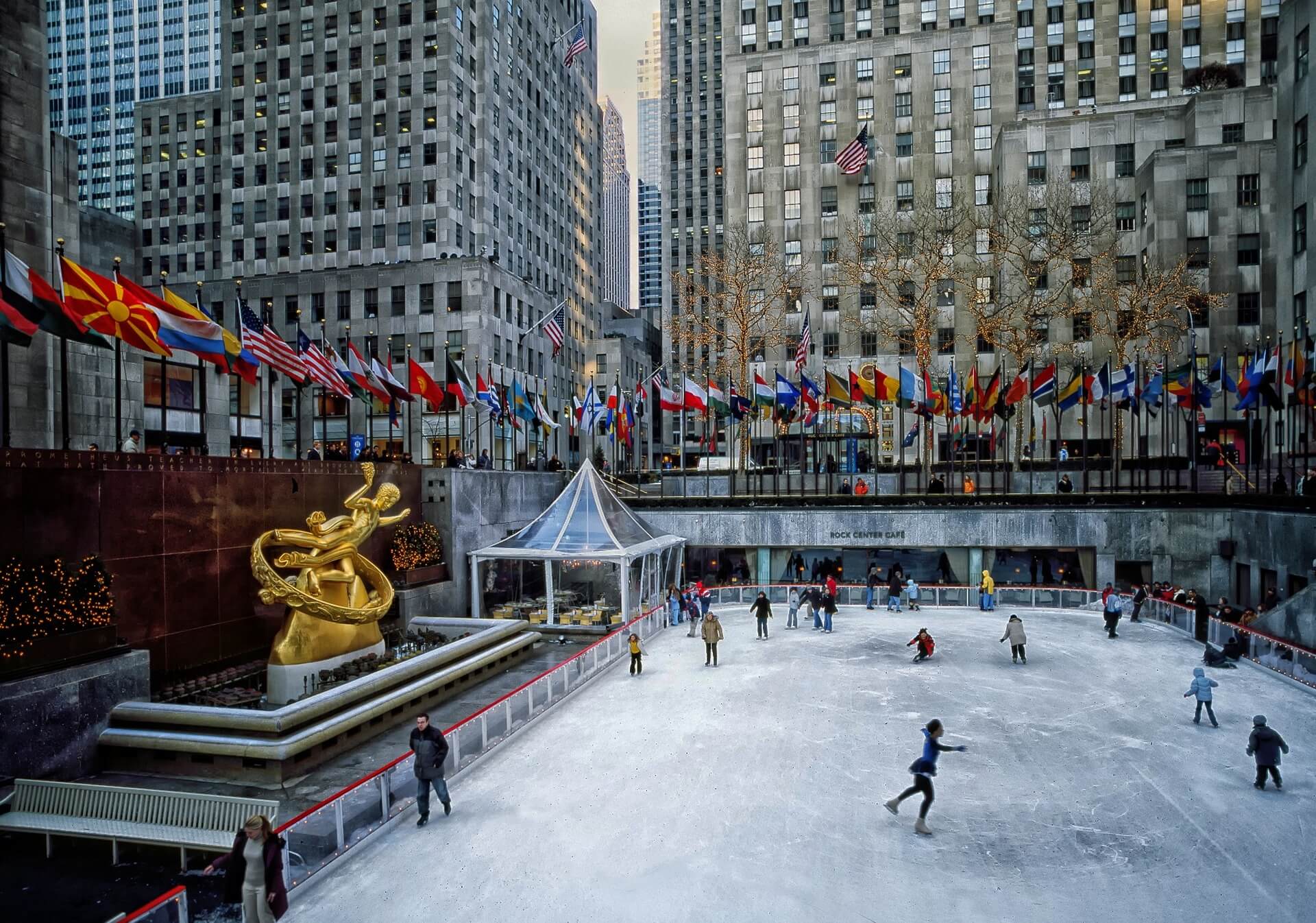 Rockefeller Plaza mit Eisfläche im Winter
