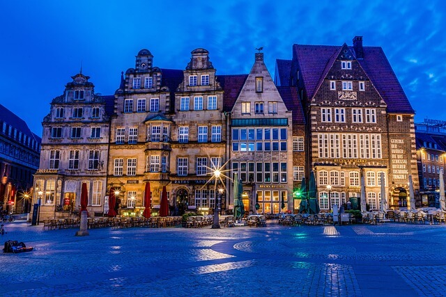 Stadtplatz in Bremen bei nächtlicher Beleuchtung