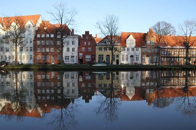 Winterliche Lübecker Häuserfront an der Trave