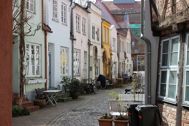 Lübecker Hof mit einer bunten Häuserfront in pastelligen Farben