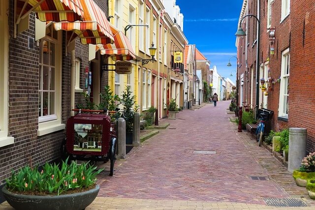 Niederlande - eine enge Fußgängergasse mit typisch niederländischen Reihenhäusern in Delft