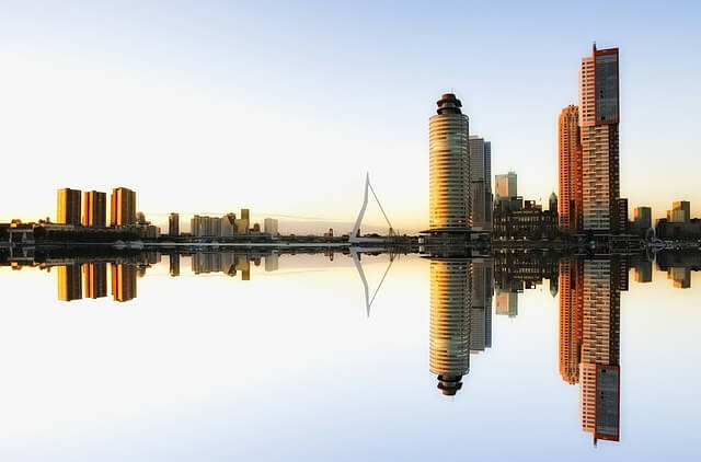 Stadtansicht Rotterdam mit Spiegelung im stillen Wasser