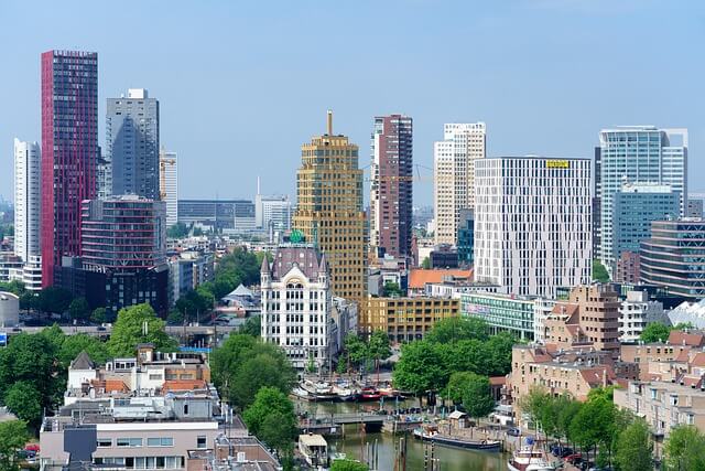 Stadtausschnitt Rotterdam mit Hochhäusern und Grünanlagen