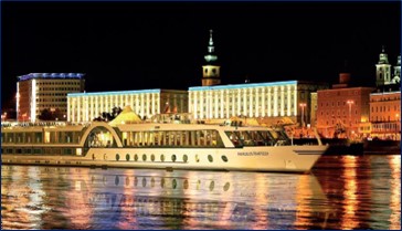 Flusskreuzfahrtschiff auf einem Fluss