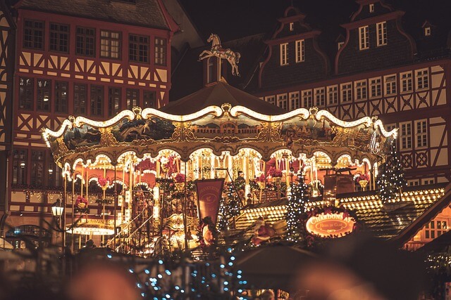 Weihnachtlich beleuchtetes Karussell