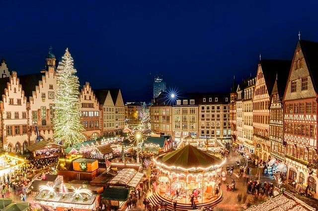 Weihnachtsmarkt Farnkfurt weihnachtlich beleuchtet im Dunkeln