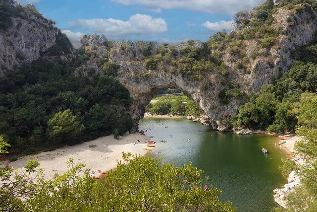 Natürliche Brücke über die Ardeche